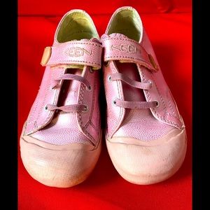 Keen little girls pink shoes Velcro closure